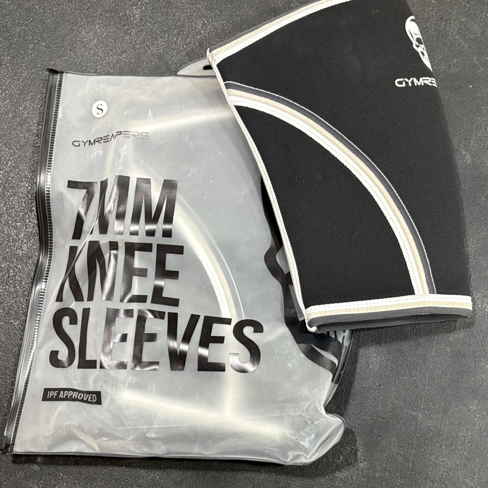 Gymreapers Black Knee Sleeve - Picture 2 of 2